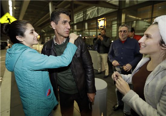 [포토]美 공항 억류됐던 이란 남성 "가족 만났어요"