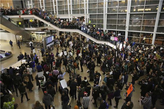 [포토]공항에 모인 美 시민들 "반이민 행정명령 반대"