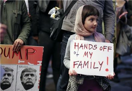 28일 샌프란시스코 국제공항에서 "내 가족에게서 손 떼!'라는 구호를 든 한 어린이가 도널드 트럼프 대통령의 반이민 행정명령에 항의하는 시위에 참여하고 있다.(사진=EPA연합뉴스) 