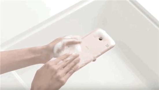 교세라가 출시한 비누거품 사용 세탁가능 스마트폰 '라프레'