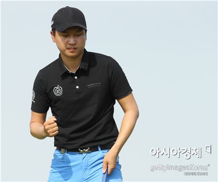 왕정훈의 연장우승 "설 축하 승전보"(1보)