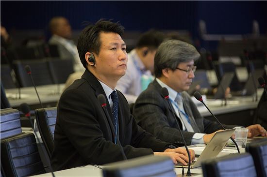 16일 스위스 제네바에서 열린 ITU 국제표준화 회의에 참석한 국내 인사들. 왼쪽부터 KT 최회림 책임연구원, 정성호 한국외대 교수(사진제공=kt)