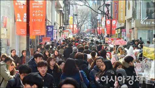 [포토]마지막 연휴, 북적이는 명동 쇼핑거리