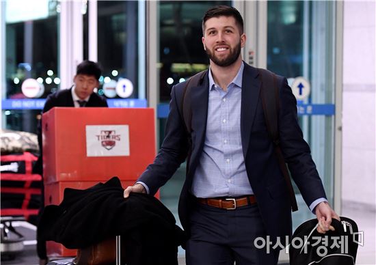 [포토]KIA 팻 딘, '전지훈련 떠나요'