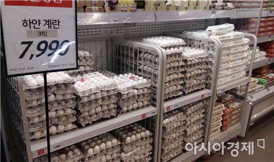 설 연휴 마지막 날인 30일 롯데마트 부산 광복점에서 미국산 계란이 기존가(8490원) 대비 500원 내린 7990원에 판매되고 있다. 할인 행사에도 매대는 썰렁하다.(사진=오종탁 기자)
