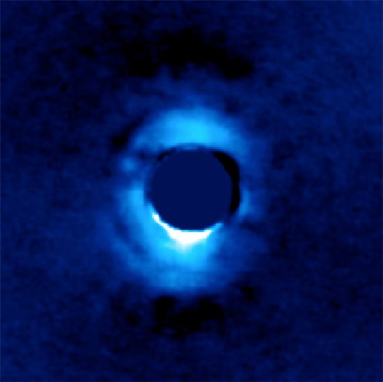 ▲젊은 별인 'HD 141569'를 둘러싸고 있는 행성계 물질의 먼지 디스크. 이 별은 지구에서 약 380광년 떨어져 있다.[사진제공=NASA]