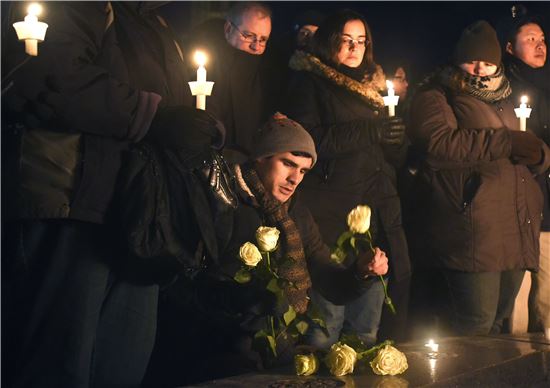 [포토]캐나다 테러 희생자 추모하는 사람들