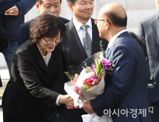 [포토]악수하는 박한철 헌재 소장-이정미 재판관 