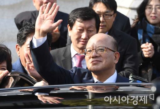 [포토]헌재 떠나는 박한철 헌법재판소장 