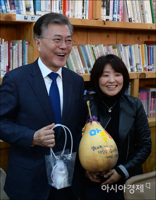 [포토]'박' 선물 받은 문재인 전 대표
