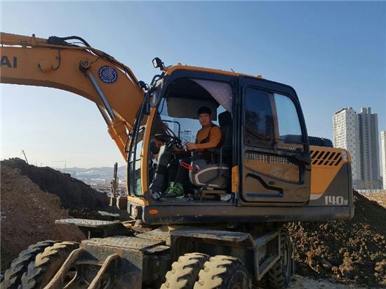 LG, 굴착기로 화재 구조 안주용 'LG 의인상' 수여 