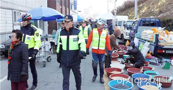 완도경찰, 설 장터에 자전거 순찰대 효과 '톡톡'
