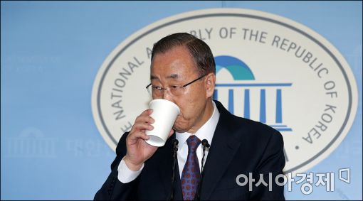 반기문 "대통령 되는데 에비앙·전철 아무 관계 없어…언론의 국민 계도 안타까워"