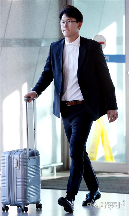 [포토]출국장 들어서는 문선재