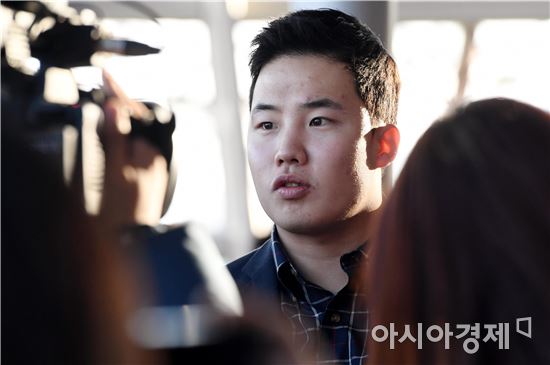 [포토]취재진과 인터뷰하는 임찬규