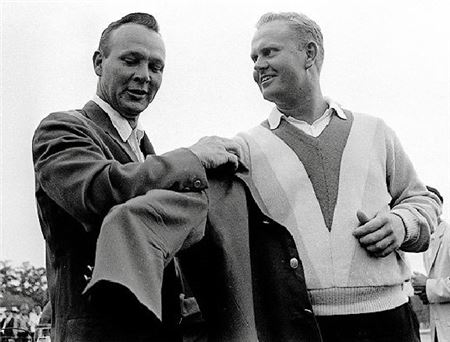 잭 니클라우스(오른쪽)의 1965년 마스터스 우승 당시 전년도 챔프 아널드 파머가 그린재킷을 입혀주고 있는 모습. 
