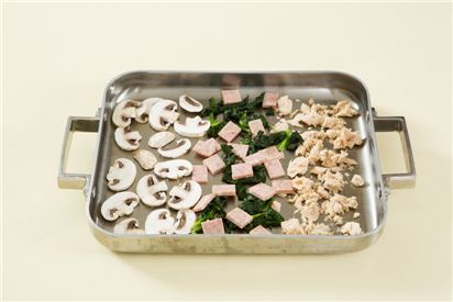 2. 오븐 용기에 식용유를 살짝 두른 뒤 시금치와 햄, 통조림 연어와 실파, 양송이버섯을 섞이지 않게 차례로 넣는다.
