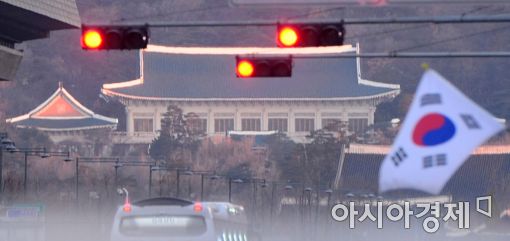 "朴-崔 차명통화 등 밝혀야" VS "법치 흔들어"…특검·靑, 압색 법정공방