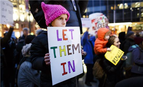 ▲1일(현지시간) 뉴욕에서 한 소녀가 '그들을 입국하게 해주세요'라고 적힌 종이를 들고 도널드 트럼프 대통령의 반이민 행정명령에 항의하는 시위에 참여하고 있다. (사진=EPA연합뉴스)
