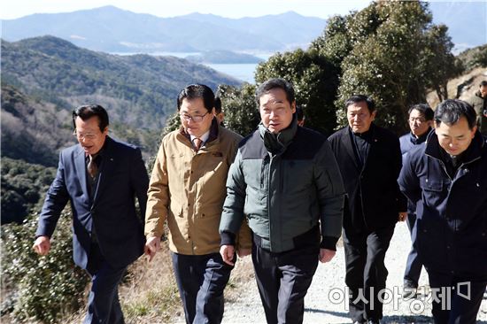 이낙연 전남도지사, 완도수목원 동백특화림 조성 현장 살펴 