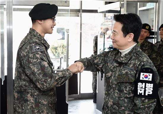 남경필 "사병 월급 90만원으로 인상"…군인처우 개선 주장