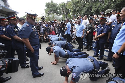 필리핀 경찰청장, 한국인 상대 금품 갈취 경찰들에게 '공개 얼차려'