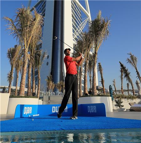 타이거 우즈가 7성급 호텔 버즈 알 아랍 테라스에 만든 특설 티에서 샷을 날리고 있다. 