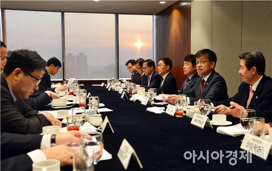 정부 "알뜰주유소 늘리고 혜택 확대해 유가 안정"