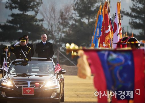 [포토]의장대사열 받는 매티스 미 국방장관