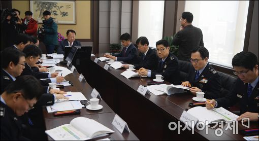 [포토]전국세관장회의 참석한 유일호 부총리