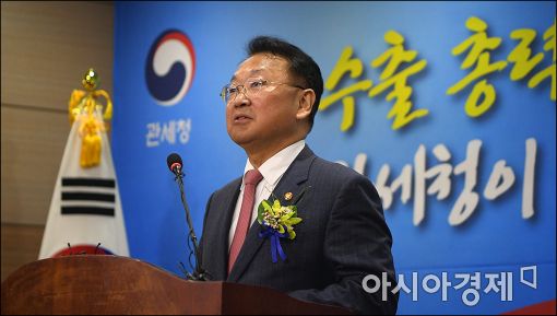 [포토]전국세관장회의 참석한 유일호 부총리
