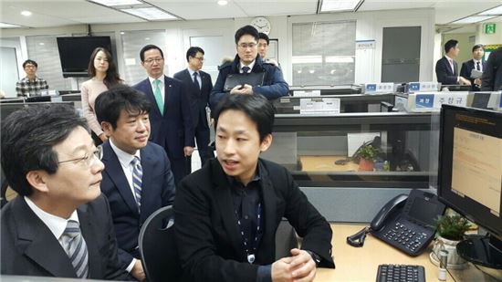 '칼퇴근법' 띄우는 유승민, 'PC오프제' 체험하며 현장행보