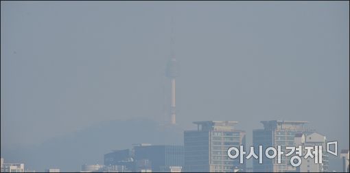 [포토]미세먼지에 갇힌 남산 N타워