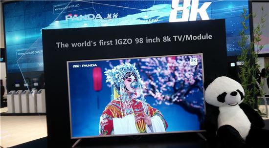 지난 1월 미국 라스베이거스에서 열린 'CES 2017'에서 중국 업체가 최신 TV기술을 선보이고 있다. 