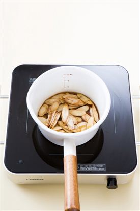 4. 조림장 재료를 넣어 10분 정도 끓인 후 우엉이 부드러워지면 그릇에 담고 통깨를 뿌린다.