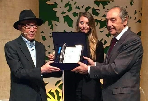 고은 시인이 3일 이탈리아 로마 아드리아노 신전에서 로마재단이 주는 제4회 '국제시인상'을 수상했다.