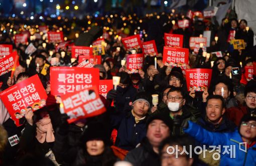 [14차 촛불집회]"2월 탄핵·이재용 구속" vs 특검 해체·'I ♥ 박근혜'(종합)