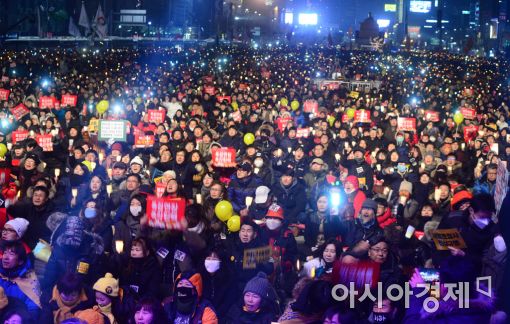 4일 서울 종로구 광화문광장에서 14차 촛불집회가 열린 가운데 시민들이 구호를 외치고 있다. (사진=문호남 수습기자)