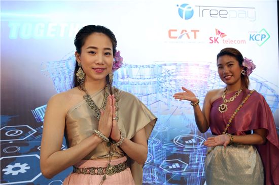 태국 방콕 CAT텔레콤 본사에서 열린 세레모니에서 트리페이의 태국 서비스 개시를 축하하는 모습.