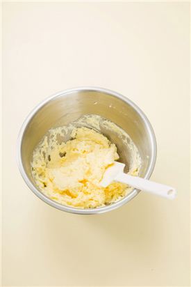 4. 달걀에 바닐라 에센스를 잘 풀어서 3에 조금씩 넣으면서 크림화 시킨다.