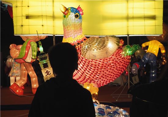 [포토]"꼬끼오~" 정유년(丁酉年) 밝히는 대만 등불 축제