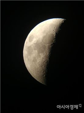 ▲천체망원경 아이피스에 스마트폰을 붙여 달을 찍었다.  