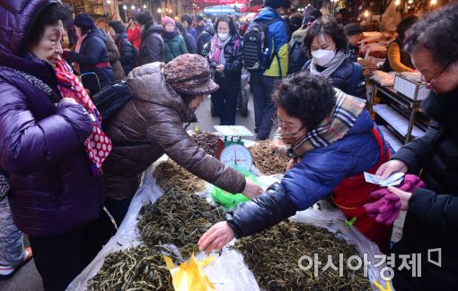 [포토]정월대보름 앞두고 북적이는 재래시장