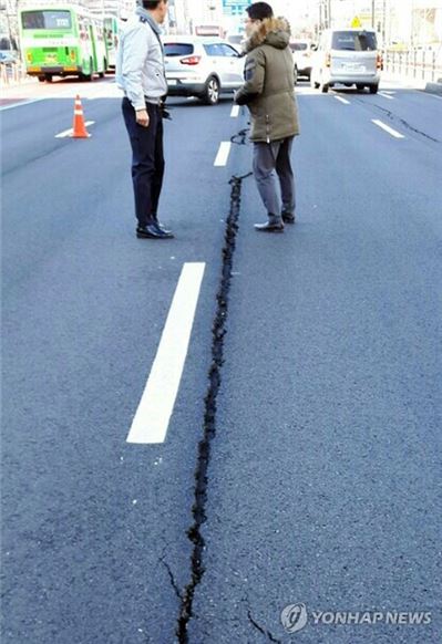 백석동 싱크홀, 60cm 침하…터파기 공사 원인 잠정 결론