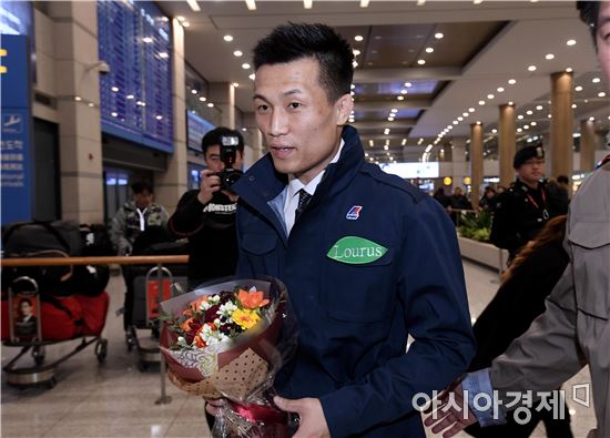 [포토]정찬성, '축하 꽃다발 손에 들고'