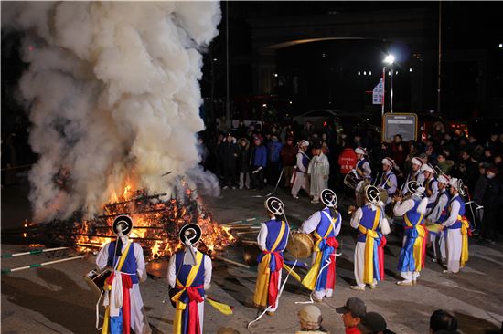 "달집 태우며 소원 빌어요~~~"