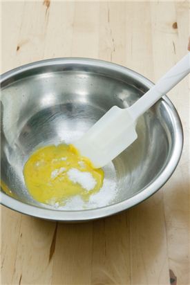 2. 볼에 달걀을 깨어 노른자를 담고 설탕을 넣어 골고루 섞는다. 