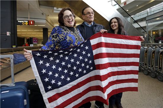 [포토]기뻐하는 이란인들 "미국에 입국했어요!"
