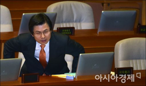 [포토]본회의 출석한 황교안 대행