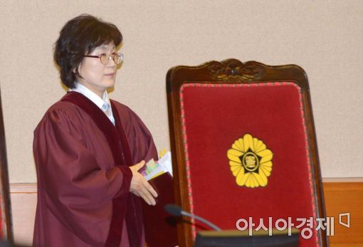 [포토]입장하는 이정미 헌재소장 권한대행 